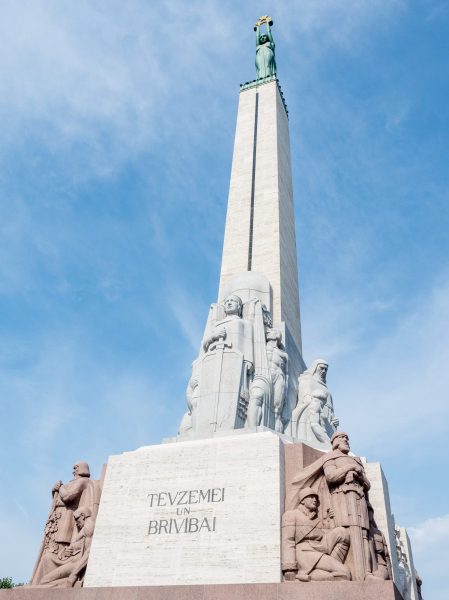 This monument honors people killed during the Latvian War of Independence from 1918 to 1920. It says "For Fatherland and Freedom"