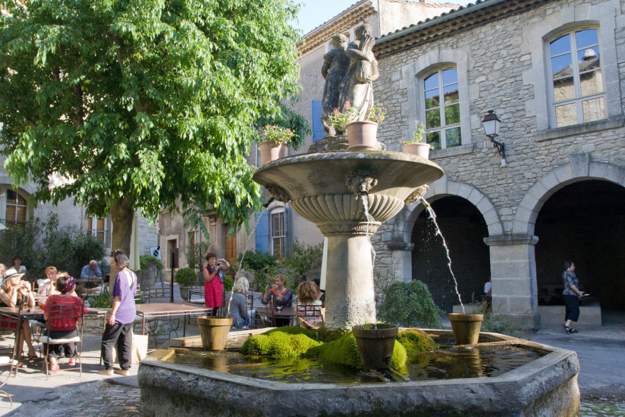 Plaza in the center of Saignon (the place under the arches is the old village wash house)