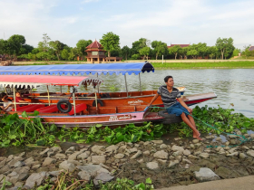 Thailand's old royal capital, Ayutthaya, is on an island surrounded by rivers, so one of the best ways to see it is by boat tour