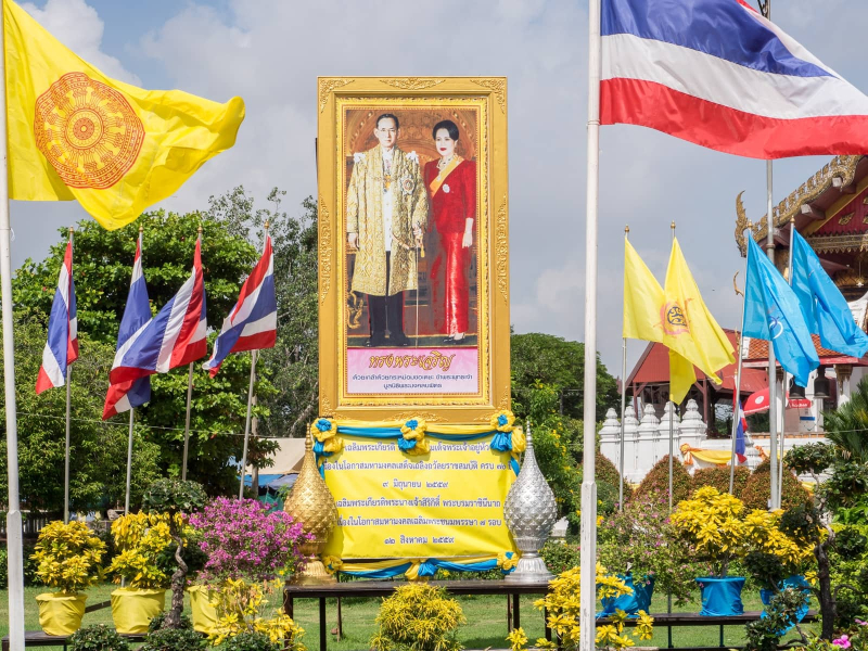 A memorial to the King and Queen of Thailand in front of the vihara