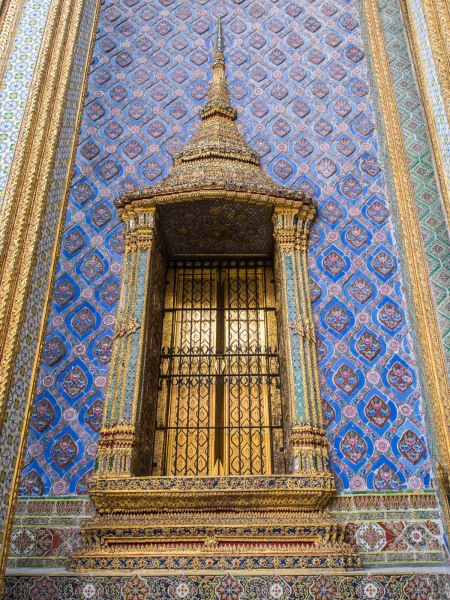 Porcelain-inlaid wall of the Royal Pantheon, honoring the current dynasty of Thai kings