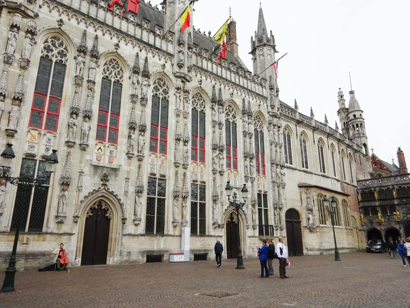 Next door is the city hall, completed in 1421