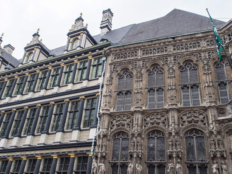 Ghent's two-part city hall: the section on the right was built in the 1500s in flamboyant Gothic style, and the section on the left in the 1600s in Italian Renaissance style