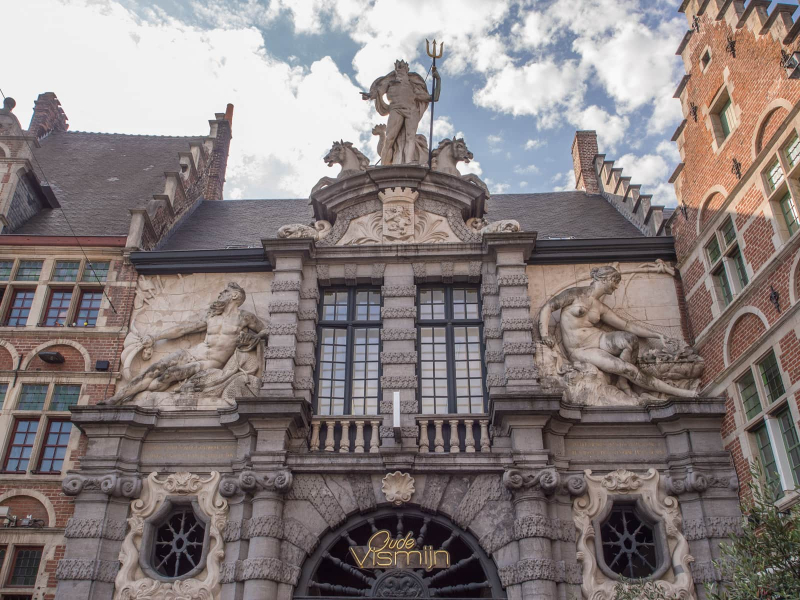 Much gaudier is the entrance to the old fish market, featuring Poseidon and statues representing Ghent's rivers