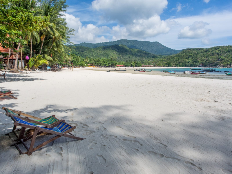Thong Nai Pan Yai beach is wide, smooth, and sandy, great for swimming, playing, and lounging 