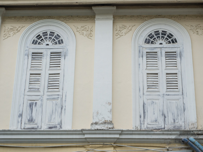Details of the windows of the auto mechanic school mansion