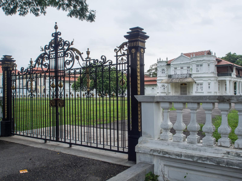 Although the gate is in good shape, this mansion looks unoccupied