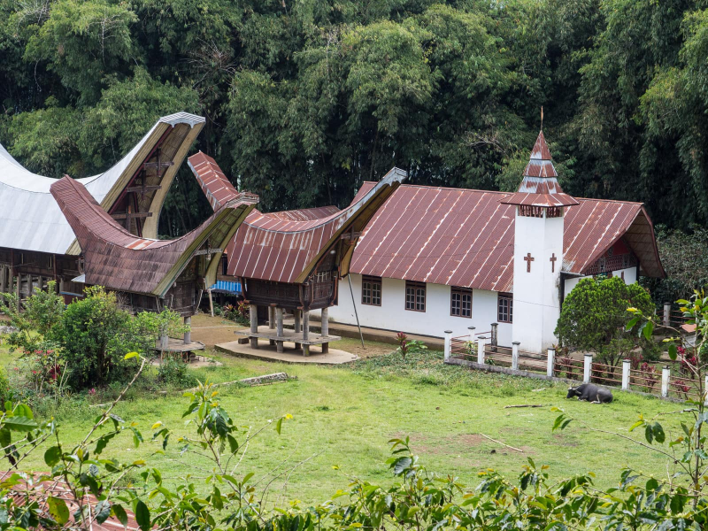 Traditional tongkanon and rice barns next to a village church