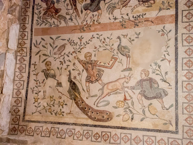 A children's hunting scene covers the floor of one of the children's rooms