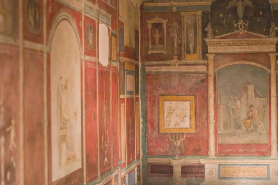 Wall paintings taken from Pompeii show how a wealthy Roman house was decorated