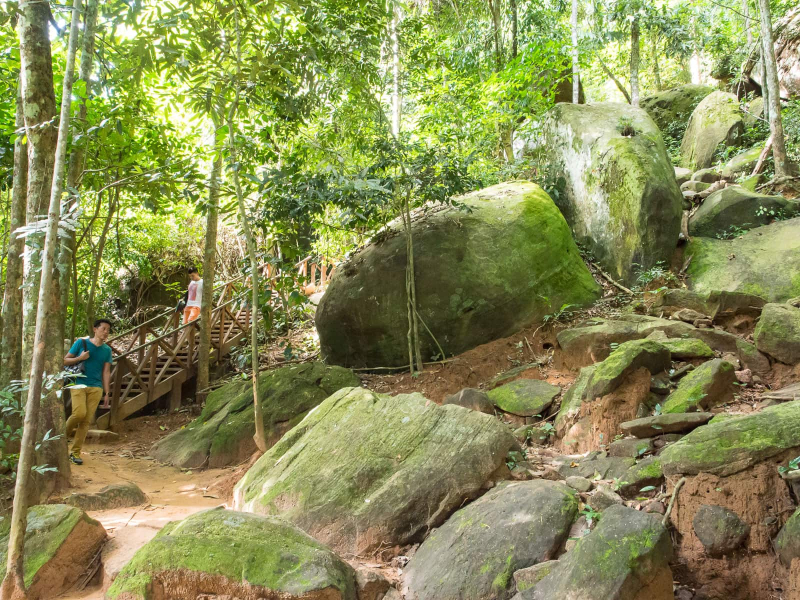 How many other undiscovered carvings are still among the rocks of Kbal Spean?