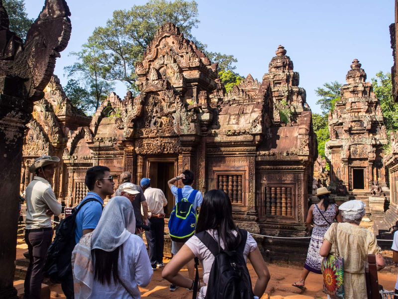 As a small and very popular temple, Banteay Srei quickly gets overcrowded
