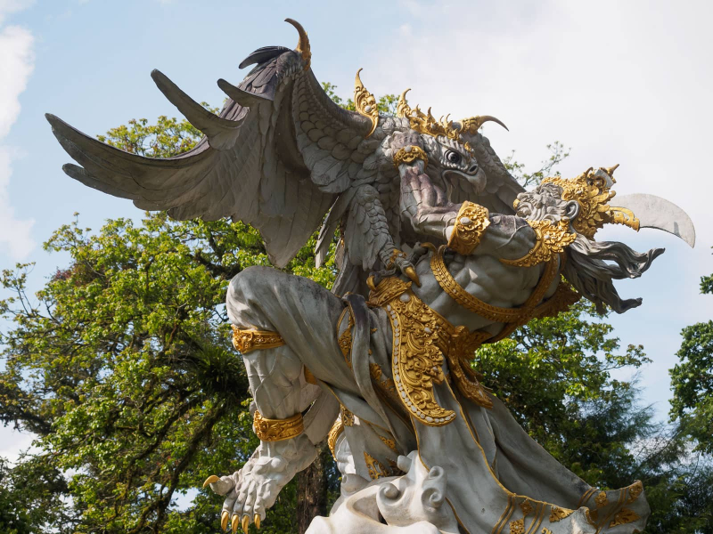 We don't know the story behind this statue, but it looks dramatic