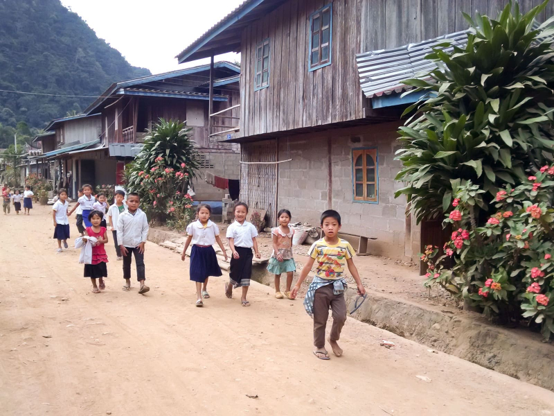 Primary school kids heading to the town dock