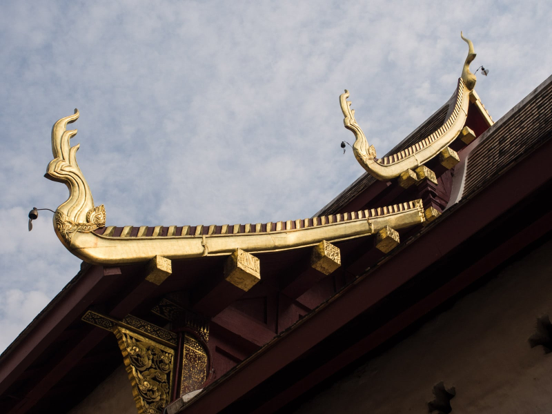 It seems as though every temple has a slightly different version of the traditional roof decorations shaped like sea serpents