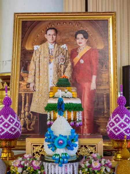A picture of the king and queen in a temple
