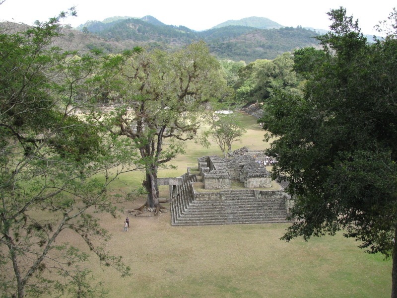 The site is divided into big plazas, which were originally paved and whitewashed. The plazas were sometimes allowed to flood during the rainy season to form ceremonial lakes.