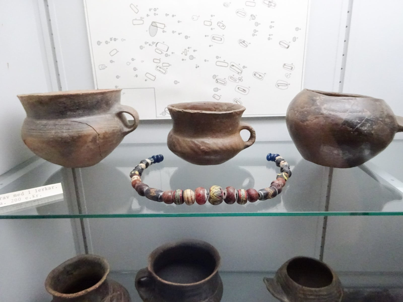 Pots and beads from around 200 AD excavated from grave sites near Haderslev