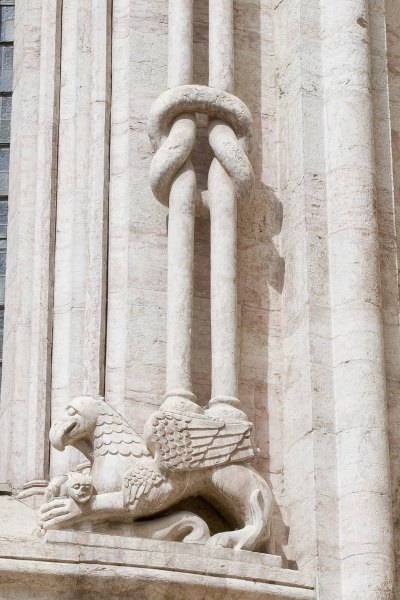 A Tuscan-style knotted pillar on the Trento cathedral