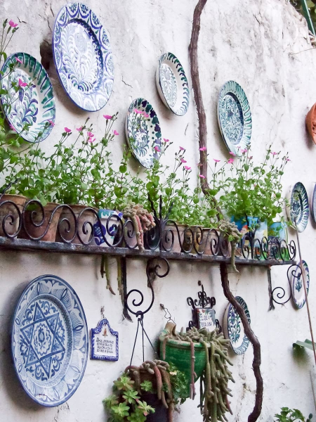Typical Grenadine pottery is often used to decorate walls in courtyards.