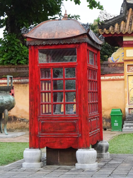 This little building, which resembles an old British phone booth, protects a bronze statue of a Chinese unicorn