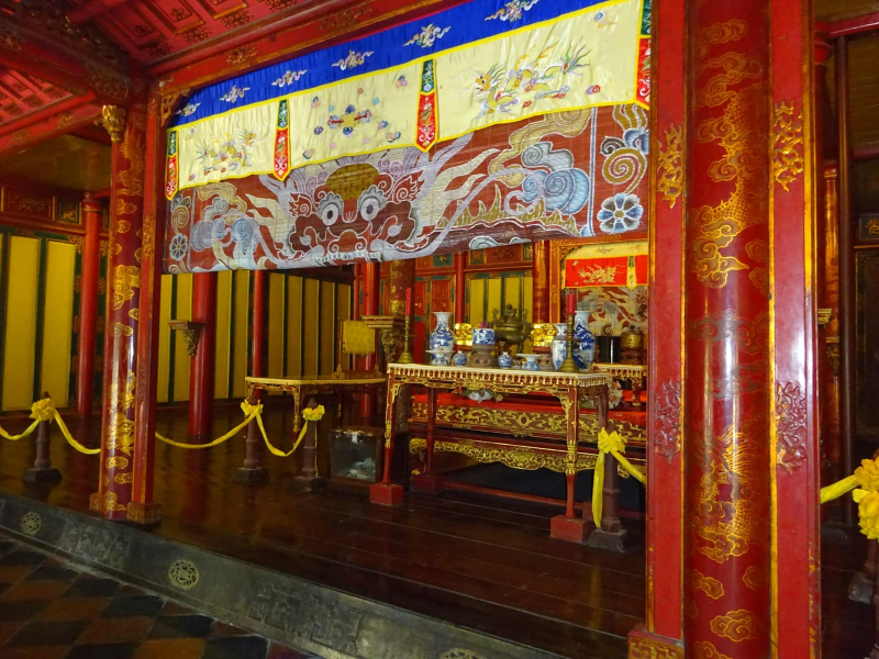 The main altar dedicated to Minh Mang