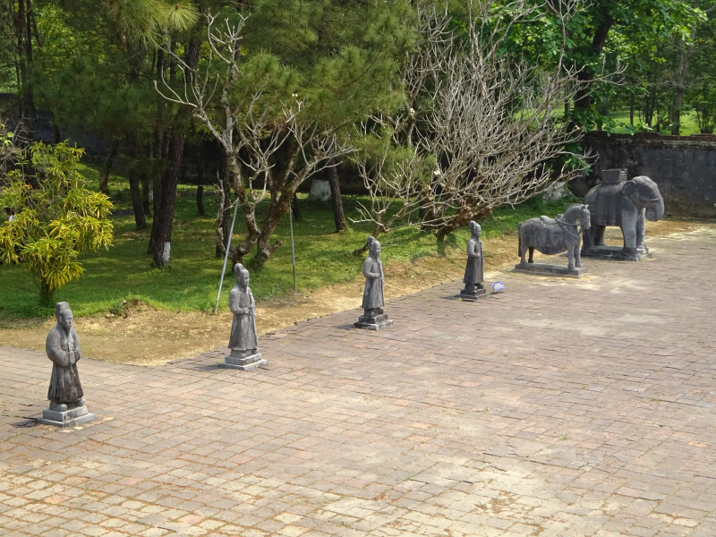 Statues respresent the court officials and tranport animals (horses and elephants) that lined up before the emperor in the imperial city on state occasions
