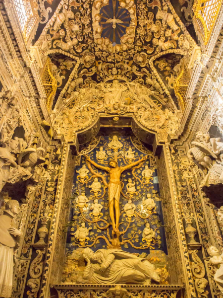 A later side chapel of the cathedral is equally gaudy but in a Baroque style