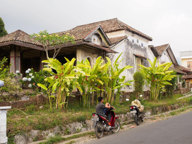 Munduk was a favorite spot of the Dutch who colonized Indonesia; the village has a few Dutch houses built around 1900, which don't look like anything else we've seen in Bali