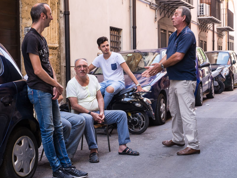 You never know what you'll find during a walk in Palermo: a group conversing . . .