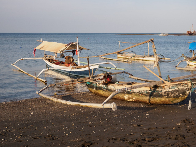 Fishing boats here are similar to those on the east coast, in Pemuteran
