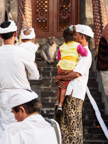 A monkey on the steps keeps children enthralled