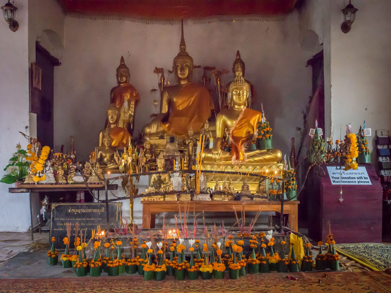 Buddhas and offerings at the top of the hill