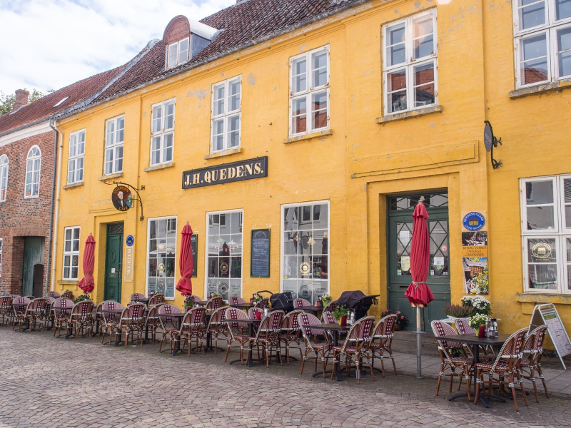 A merchant's house on Ribe's pedestrian street: This exterior from 1789 . . .