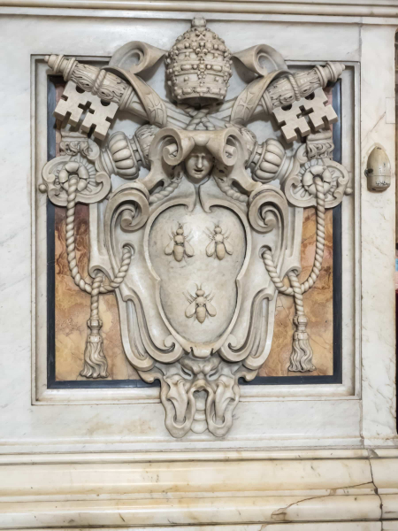 Coat of arms of Pope Urban VIII, who comissioned the canopy in the 1600s