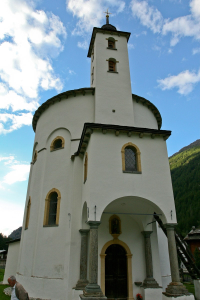 A round baroque church in Saas Balen