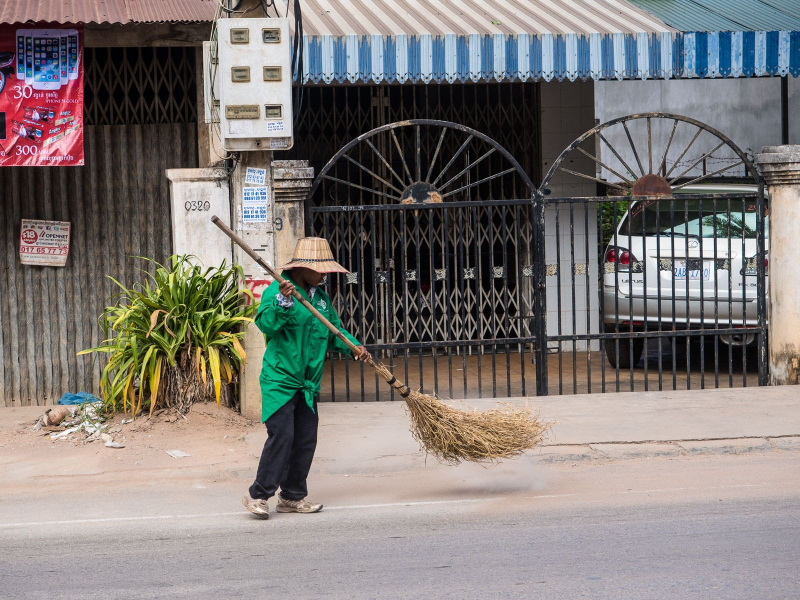 Siem Reap looks much cleaner than any Balinese town, thanks to the green-clad city workers who sweep the streets and pick up trash