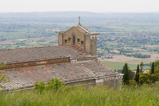 While working on a farm nearby, we had a chance to explore the pretty little hilltop town of Cortona in southern Tuscany