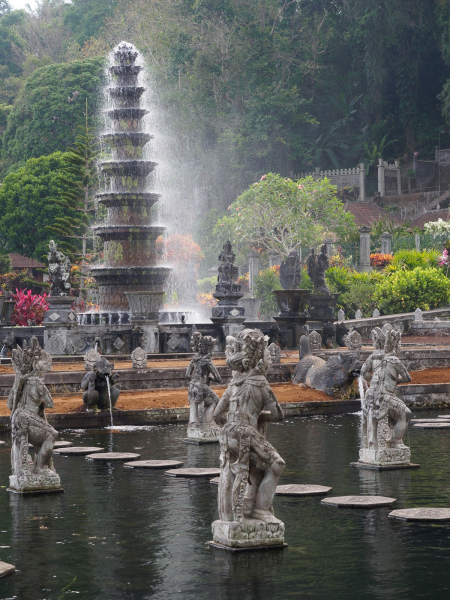 The main fountain has 11 layers like the famous 11-layered pagoda temple at Lake Bratan (see the Candikuning gallery)