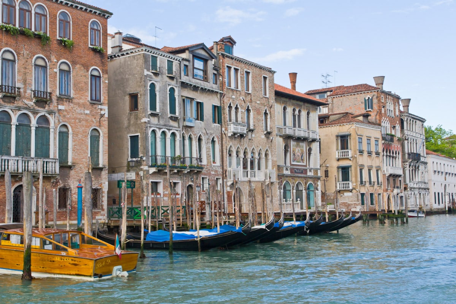 Many houses on the Grand Canal have plain facades now . . .