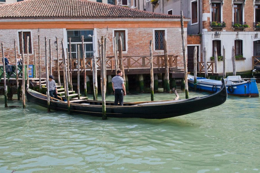 A traghetto (water taxi) to ferry people from one side of the Grand Canal to another
